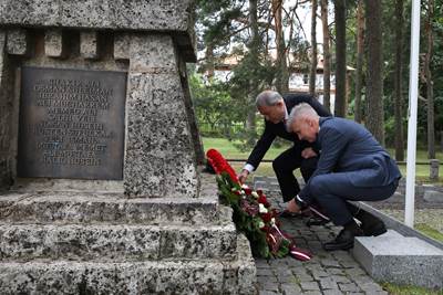 Letonya’daki Şehitliğe 17 Yıl Aradan Sonra İlk Ziyaret
