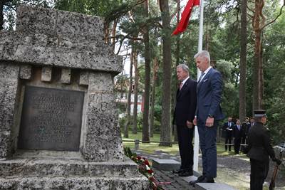 Letonya’daki Şehitliğe 17 Yıl Aradan Sonra İlk Ziyaret
