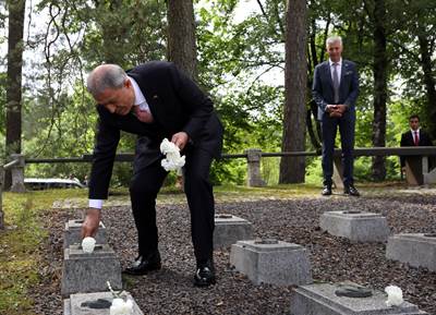 Letonya’daki Şehitliğe 17 Yıl Aradan Sonra İlk Ziyaret