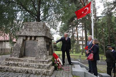 Letonya’daki Şehitliğe 17 Yıl Aradan Sonra İlk Ziyaret