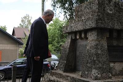 Letonya’daki Şehitliğe 17 Yıl Aradan Sonra İlk Ziyaret