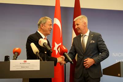 Millî Savunma Bakanı Hulusi Akar, Letonya Başbakan Yardımcısı ve Savunma Bakanı Artis Pabriks ile Görüştü