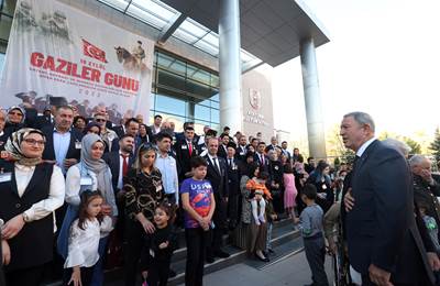 Millî Savunma Bakanı Hulusi Akar ve Beraberindeki TSK Komuta Kademesi Gaziler Günü Dolayısıyla Düzenlenen Törene Katıldı