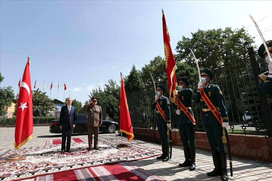 Millî Savunma Bakanı Hulusi Akar Kırgızistan Savunma Bakanı Tuğg. Taalaybek Omuraliev ile Görüştü