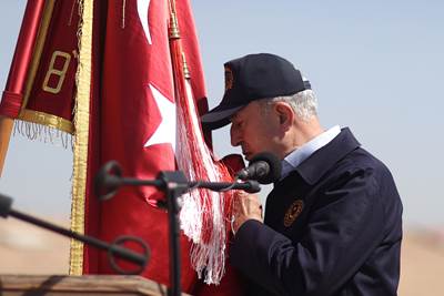 Millî Savunma Bakanı Hulusi Akar, Şırnak’taki 8’inci Hudut Alay Komutanlığına Sancak Verdi