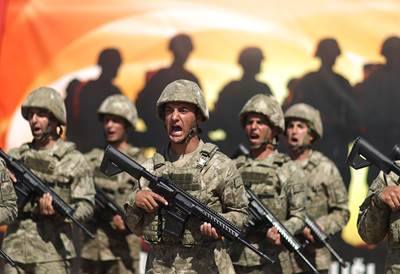 Millî Savunma Bakanı Hulusi Akar, Şırnak’taki 8’inci Hudut Alay Komutanlığına Sancak Verdi