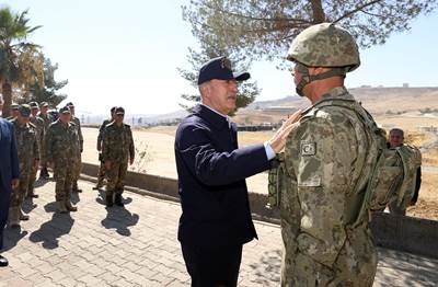 Millî Savunma Bakanı Hulusi Akar, Şırnak’taki 8’inci Hudut Alay Komutanlığına Sancak Verdi