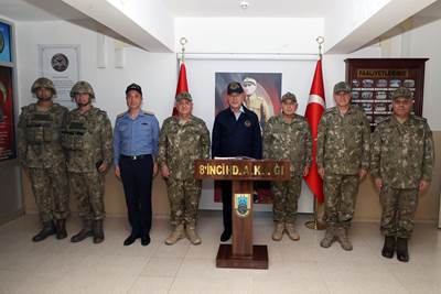 Millî Savunma Bakanı Hulusi Akar, Şırnak’taki 8’inci Hudut Alay Komutanlığına Sancak Verdi