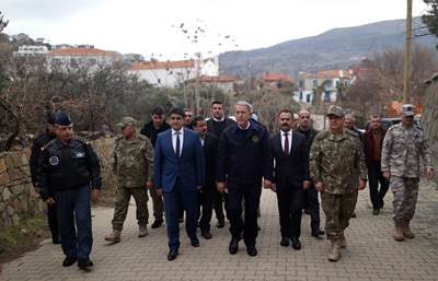 Millî Savunma Bakanı Hulusi Akar ve Beraberindeki TSK Komuta Kademesi, “Rüzgâr Alayı” Olarak da Bilinen 5’inci Komando Alay Komutanlığında İnceleme ve Denetlemelerde Bulundu