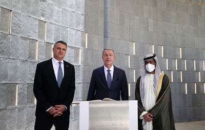 Millî Savunma Bakanı Hulusi Akar, Birleşik Arap Emirlikleri’nde Wahat Al Karama Şehitliğini Ziyaret Etti