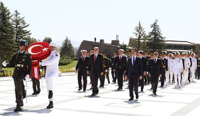 Cumhurbaşkanımız Sn. Erdoğan, Beraberinde Millî Savunma Bakanı Hulusi Akar ve TSK Komuta Kademesi ile Devlet Mezarlığını Ziyaret Etti
