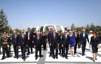 Cumhurbaşkanımız Sn. Erdoğan, Beraberinde Millî Savunma Bakanı Hulusi Akar ve TSK Komuta Kademesi ile Devlet Mezarlığını Ziyaret Etti