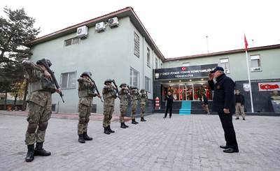 Millî Savunma Bakanı Hulusi Akar, Pençe-Kilit Operasyonu’na Katılan Birliklerin Komutanlarıyla Toplantı Yaptı 
