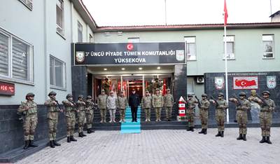 Millî Savunma Bakanı Hulusi Akar, Pençe-Kilit Operasyonu’na Katılan Birliklerin Komutanlarıyla Toplantı Yaptı 