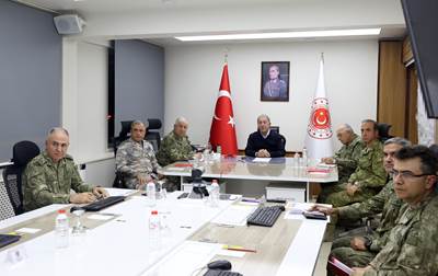 Millî Savunma Bakanı Hulusi Akar, Pençe-Kilit Operasyonu’na Katılan Birliklerin Komutanlarıyla Toplantı Yaptı 