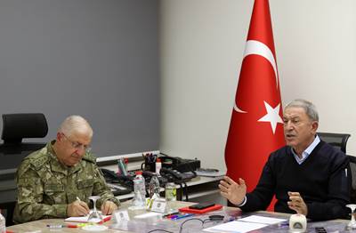 Millî Savunma Bakanı Hulusi Akar, Pençe-Kilit Operasyonu’na Katılan Birliklerin Komutanlarıyla Toplantı Yaptı 