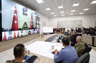 Millî Savunma Bakanı Hulusi Akar, Suriye Sınır Hattında Toplantı Yaptı