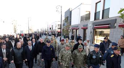 Millî Savunma Bakanı Hulusi Akar ve Beraberindeki TSK Komuta Kademesi, Diyarbakır Caddelerinde Gezdi, Vatandaşlarla Sohbet Etti