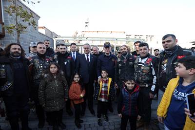 Millî Savunma Bakanı Hulusi Akar ve Beraberindeki TSK Komuta Kademesi, Diyarbakır Caddelerinde Gezdi, Vatandaşlarla Sohbet Etti