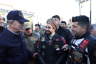 Millî Savunma Bakanı Hulusi Akar ve Beraberindeki TSK Komuta Kademesi, Diyarbakır Caddelerinde Gezdi, Vatandaşlarla Sohbet Etti