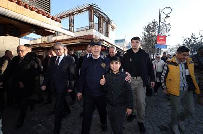Millî Savunma Bakanı Hulusi Akar ve Beraberindeki TSK Komuta Kademesi, Diyarbakır Caddelerinde Gezdi, Vatandaşlarla Sohbet Etti