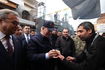 Millî Savunma Bakanı Hulusi Akar ve Beraberindeki TSK Komuta Kademesi, Diyarbakır Caddelerinde Gezdi, Vatandaşlarla Sohbet Etti