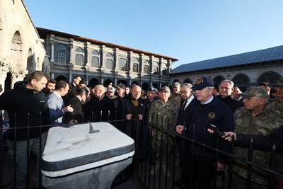 Millî Savunma Bakanı Hulusi Akar ve Beraberindeki TSK Komuta Kademesi, Diyarbakır Caddelerinde Gezdi, Vatandaşlarla Sohbet Etti
