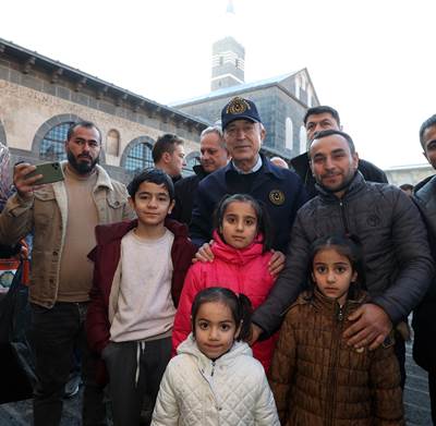 Millî Savunma Bakanı Hulusi Akar ve Beraberindeki TSK Komuta Kademesi, Diyarbakır Caddelerinde Gezdi, Vatandaşlarla Sohbet Etti