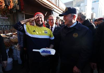 Millî Savunma Bakanı Hulusi Akar ve Beraberindeki TSK Komuta Kademesi, Diyarbakır Caddelerinde Gezdi, Vatandaşlarla Sohbet Etti
