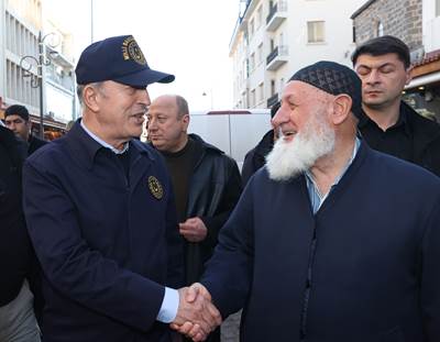 Millî Savunma Bakanı Hulusi Akar ve Beraberindeki TSK Komuta Kademesi, Diyarbakır Caddelerinde Gezdi, Vatandaşlarla Sohbet Etti