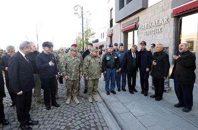 Millî Savunma Bakanı Hulusi Akar ve Beraberindeki TSK Komuta Kademesi, Diyarbakır Caddelerinde Gezdi, Vatandaşlarla Sohbet Etti