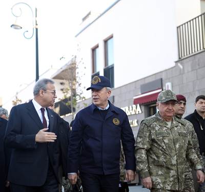Millî Savunma Bakanı Hulusi Akar ve Beraberindeki TSK Komuta Kademesi, Diyarbakır Caddelerinde Gezdi, Vatandaşlarla Sohbet Etti