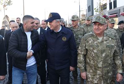 Millî Savunma Bakanı Hulusi Akar ve Beraberindeki TSK Komuta Kademesi, Diyarbakır Caddelerinde Gezdi, Vatandaşlarla Sohbet Etti