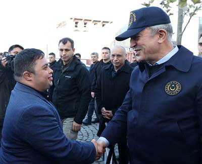 Millî Savunma Bakanı Hulusi Akar ve Beraberindeki TSK Komuta Kademesi, Diyarbakır Caddelerinde Gezdi, Vatandaşlarla Sohbet Etti