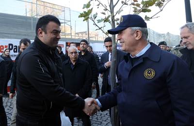 Millî Savunma Bakanı Hulusi Akar ve Beraberindeki TSK Komuta Kademesi, Diyarbakır Caddelerinde Gezdi, Vatandaşlarla Sohbet Etti