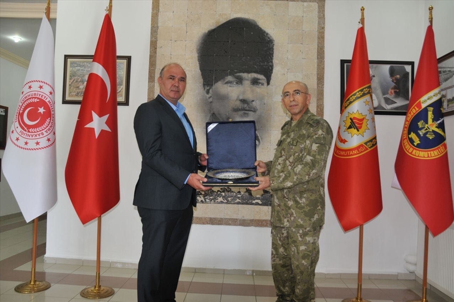 Topçu ve Füze Okulu Komutanlığında Yangın Çıkarmaya Çalışan Şahsı Yakalayan Emekli Alb. Mehmet Bilgiç'e Plaket Takdim Edildi