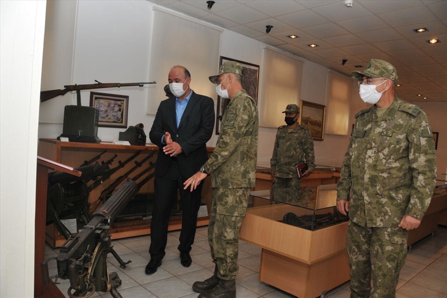 Topçu ve Füze Okulu Komutanlığında Yangın Çıkarmaya Çalışan Şahsı Yakalayan Emekli Alb. Mehmet Bilgiç'e Plaket Takdim Edildi