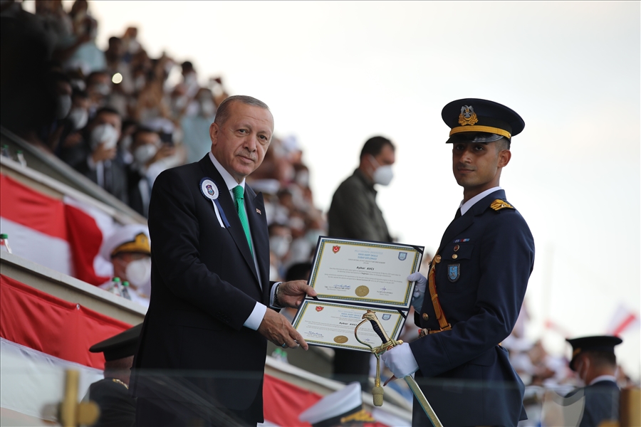 Cumhurbaşkanımız Sn. Erdoğan Teğmenlere Seslendi: “Türk Silahlı Kuvvetlerimiz Artık Daha Güçlüdür, Daha Kabiliyetlidir, Daha Öz Güvenlidir.”