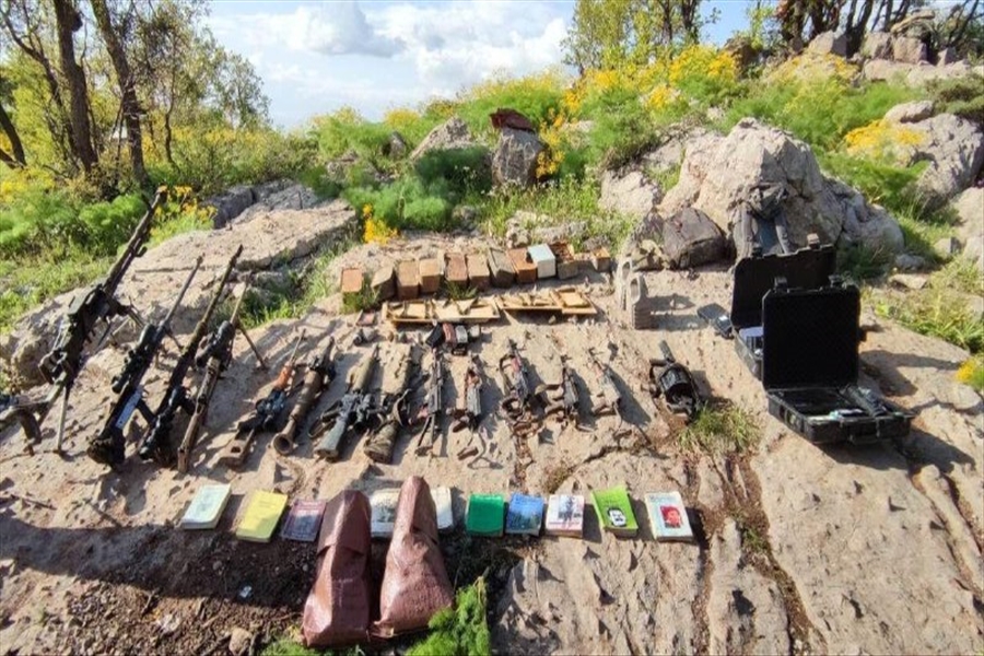 Bir Mağarada Etkisiz Hâle Getirilen 7 PKK’lı Teröristin Yanında Bulunan Silah ve Mühimmatın Görüntüleri