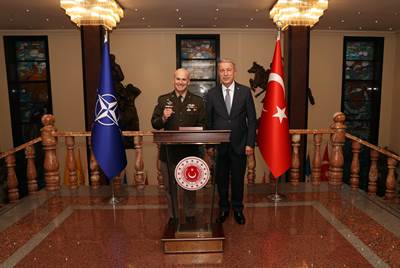 Millî Savunma Bakanı Hulusi Akar, NATO Avrupa Müttefik Yüksek Komutanı (SACEUR) Org. Christopher G. Cavoli’yi Kabul Etti