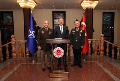 Millî Savunma Bakanı Hulusi Akar, NATO Avrupa Müttefik Yüksek Komutanı (SACEUR) Org. Christopher G. Cavoli’yi Kabul Etti