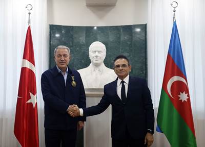 Millî Savunma Bakanı Hulusi Akar’a Azerbaycan’da Madalya Tevcih Edildi