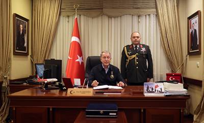 Millî Savunma Bakanı Hulusi Akar ve Beraberindeki TSK Komuta Kademesi, Bakü Büyükelçiliğimizi Ziyaret Etti