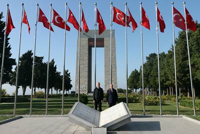 Millî Savunma Bakanı Hulusi Akar ve NATO Genel Sekreteri Jens Stoltenberg’den Şehitler Abidesi’ne Ziyaret