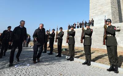 Millî Savunma Bakanı Hulusi Akar ve NATO Genel Sekreteri Jens Stoltenberg’den Şehitler Abidesi’ne Ziyaret