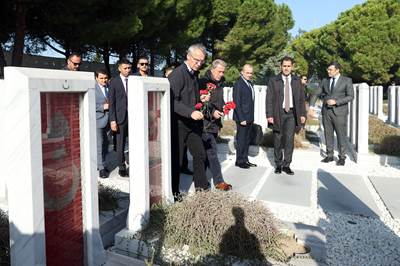 Millî Savunma Bakanı Hulusi Akar ve NATO Genel Sekreteri Jens Stoltenberg’den Şehitler Abidesi’ne Ziyaret