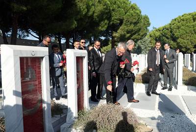 Millî Savunma Bakanı Hulusi Akar ve NATO Genel Sekreteri Jens Stoltenberg’den Şehitler Abidesi’ne Ziyaret