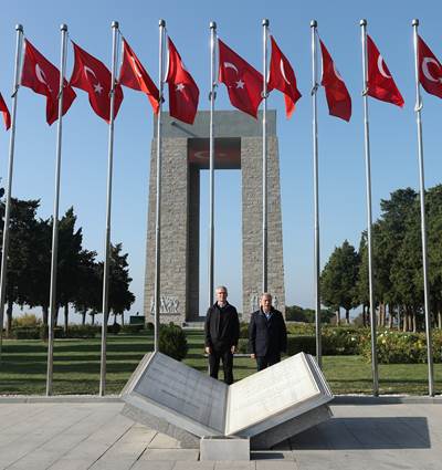 Millî Savunma Bakanı Hulusi Akar ve NATO Genel Sekreteri Jens Stoltenberg’den Şehitler Abidesi’ne Ziyaret