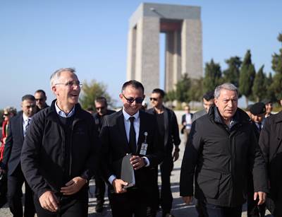 Millî Savunma Bakanı Hulusi Akar ve NATO Genel Sekreteri Jens Stoltenberg’den Şehitler Abidesi’ne Ziyaret