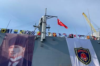 Deniz Kuvvetlerimizin En Büyük Gemisi Olacak LHD ANADOLU’ya Törenle Türk Bayrağı Çekildi 